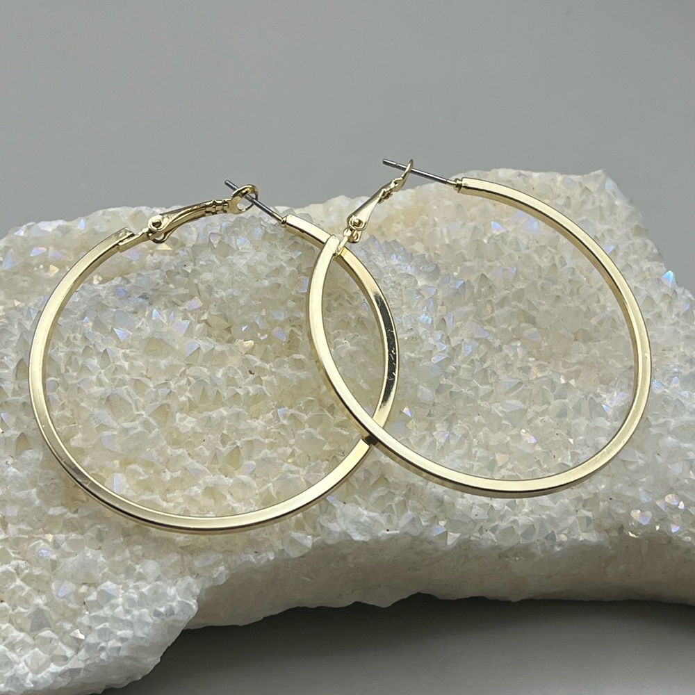 Elegant Gold Tone Hoop Earrings -Classic Statement Jewelry Luxury Fashion Style - Picture 1 of 4